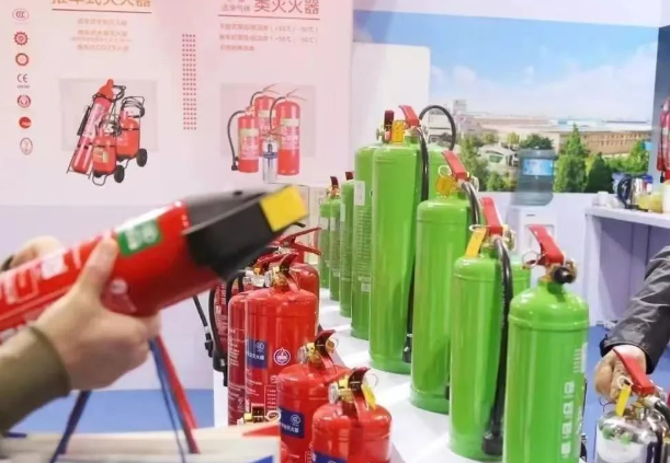 高壓配電室是否可以用滅火器帶電滅火？用二氧化碳還是干粉？